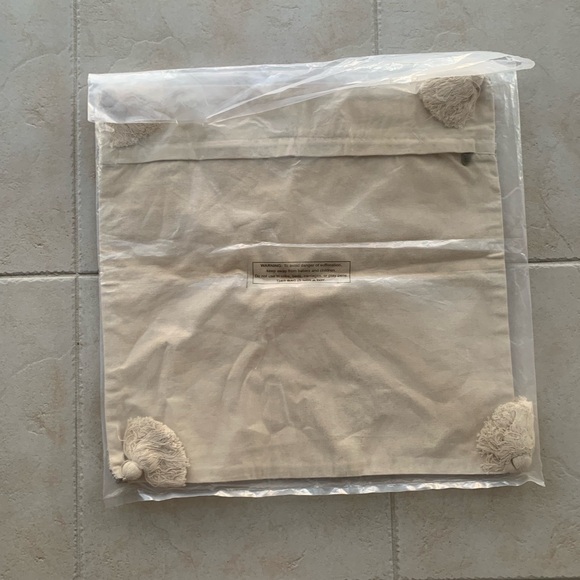 Loloi Pillow Cover - P0621 Square - Picture 5 of 5